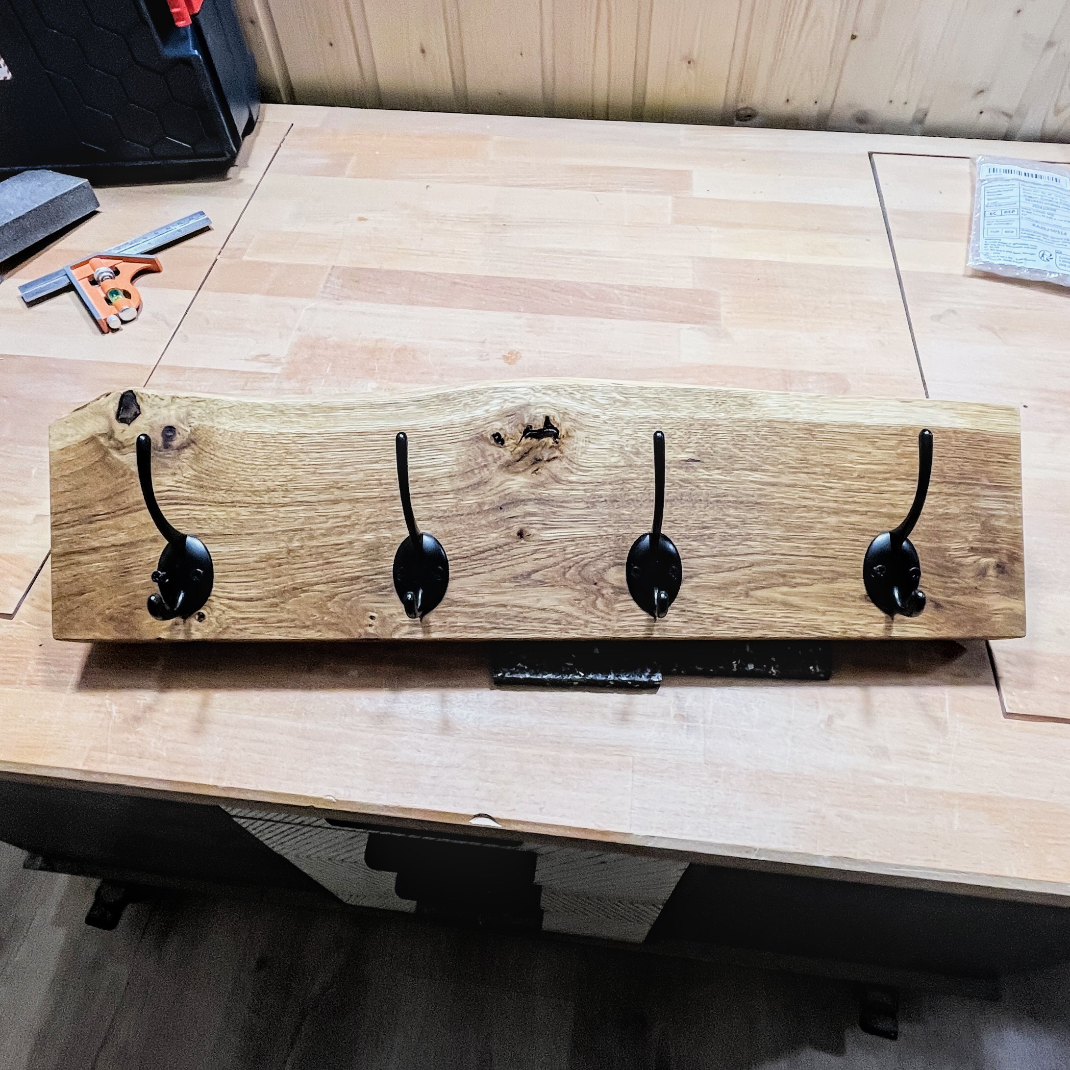 Hakenleiste aus Eiche mit Baumkante