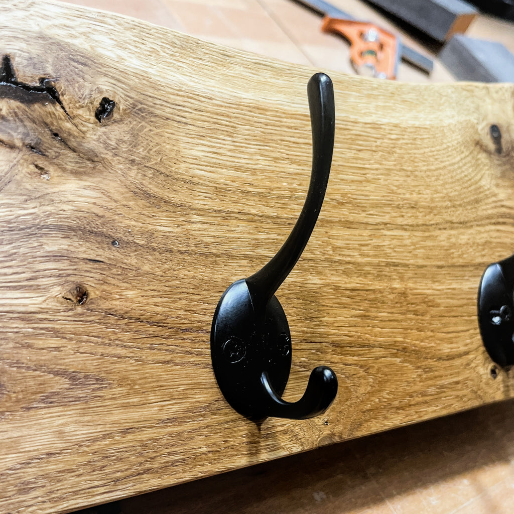 Hakenleiste aus Eiche mit Baumkante