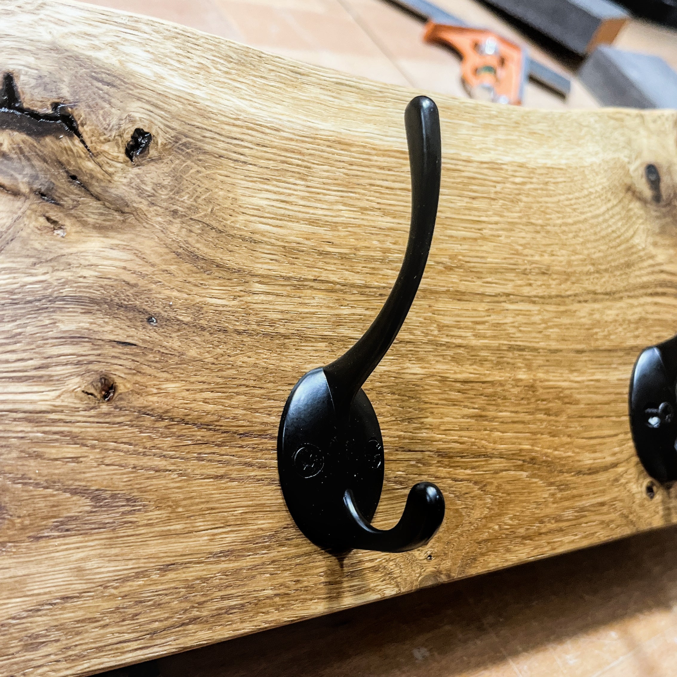 Hakenleiste aus Eiche mit Baumkante