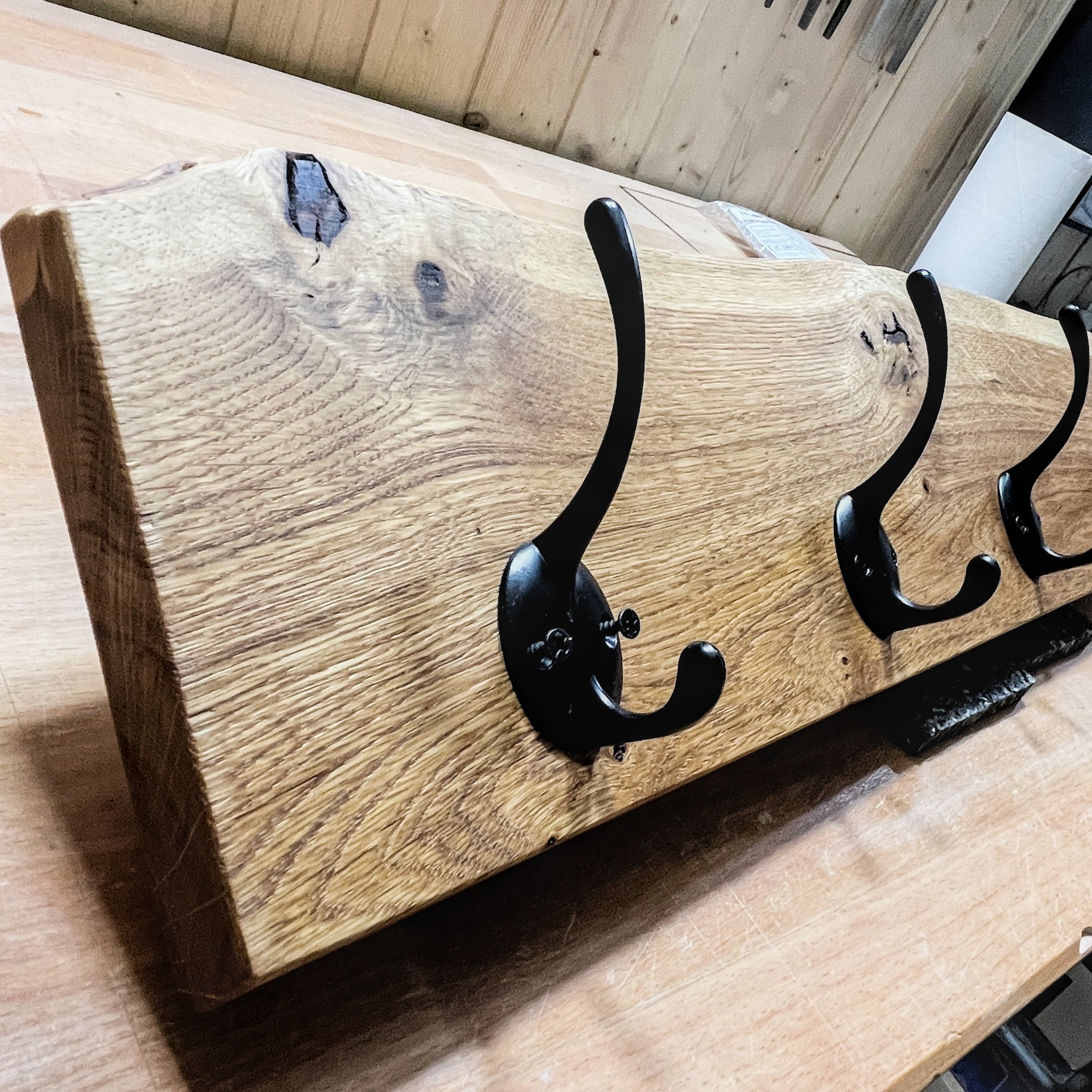 Hakenleiste aus Eiche mit Baumkante