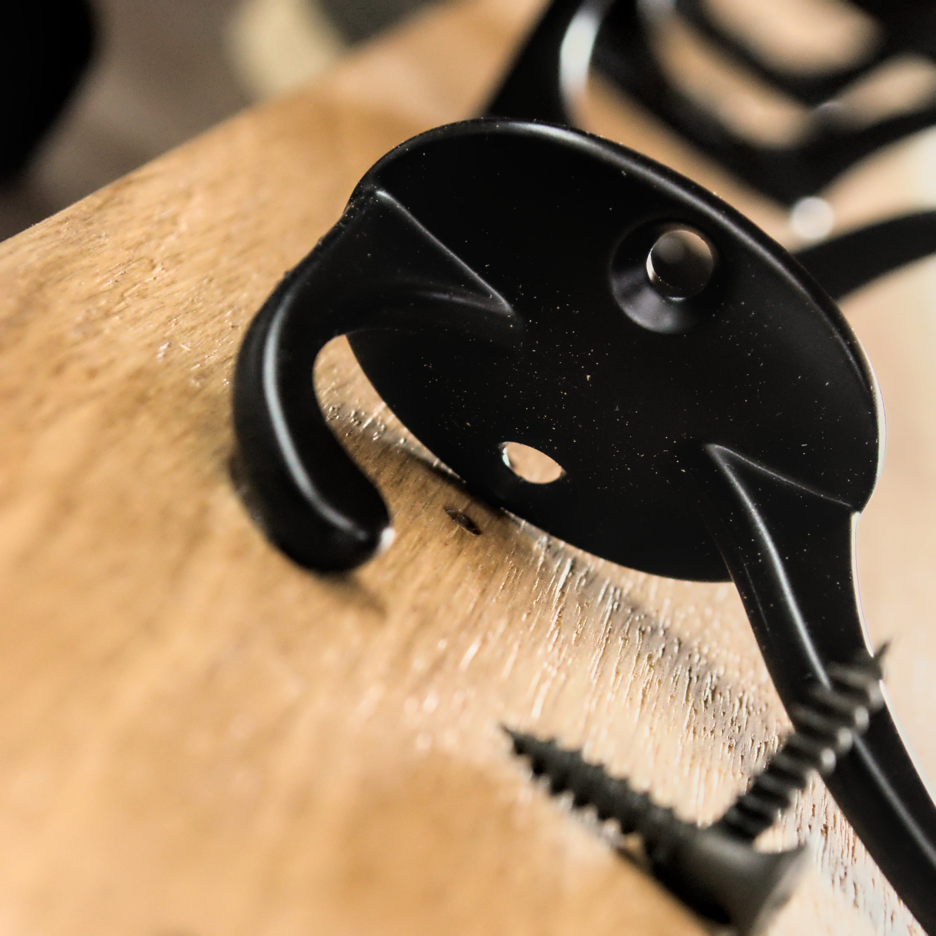 Hakenleiste aus Eiche mit Baumkante