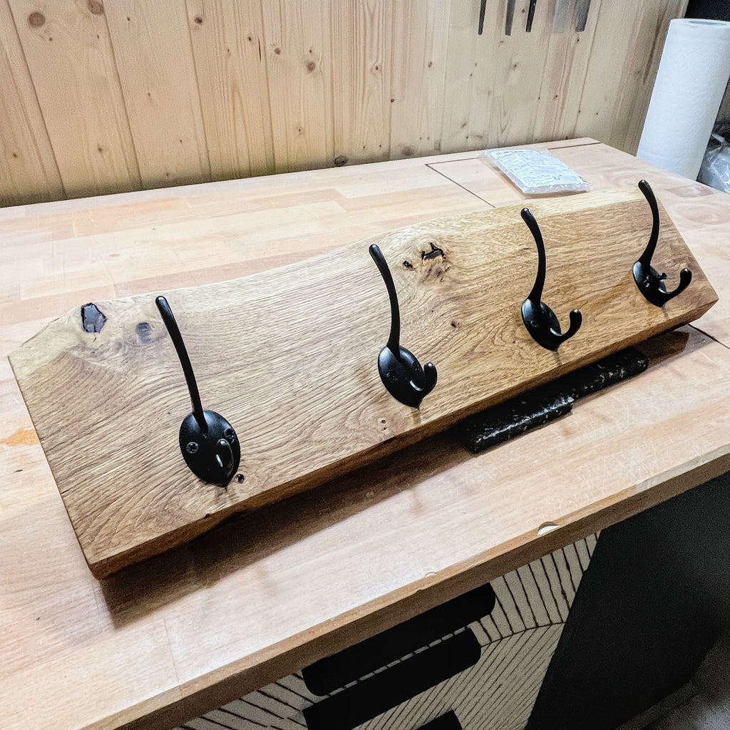 Hakenleiste aus Eiche mit Baumkante