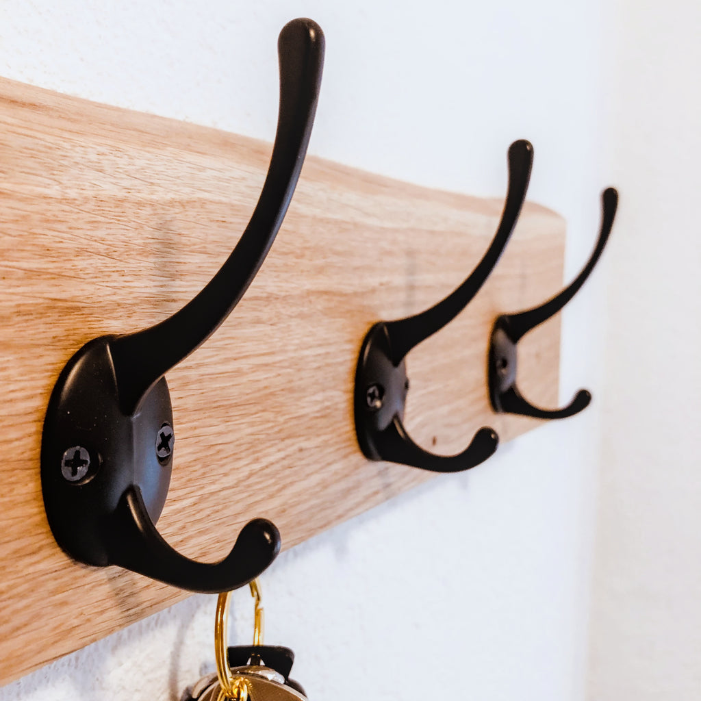 Hakenleiste aus Eiche mit Baumkante