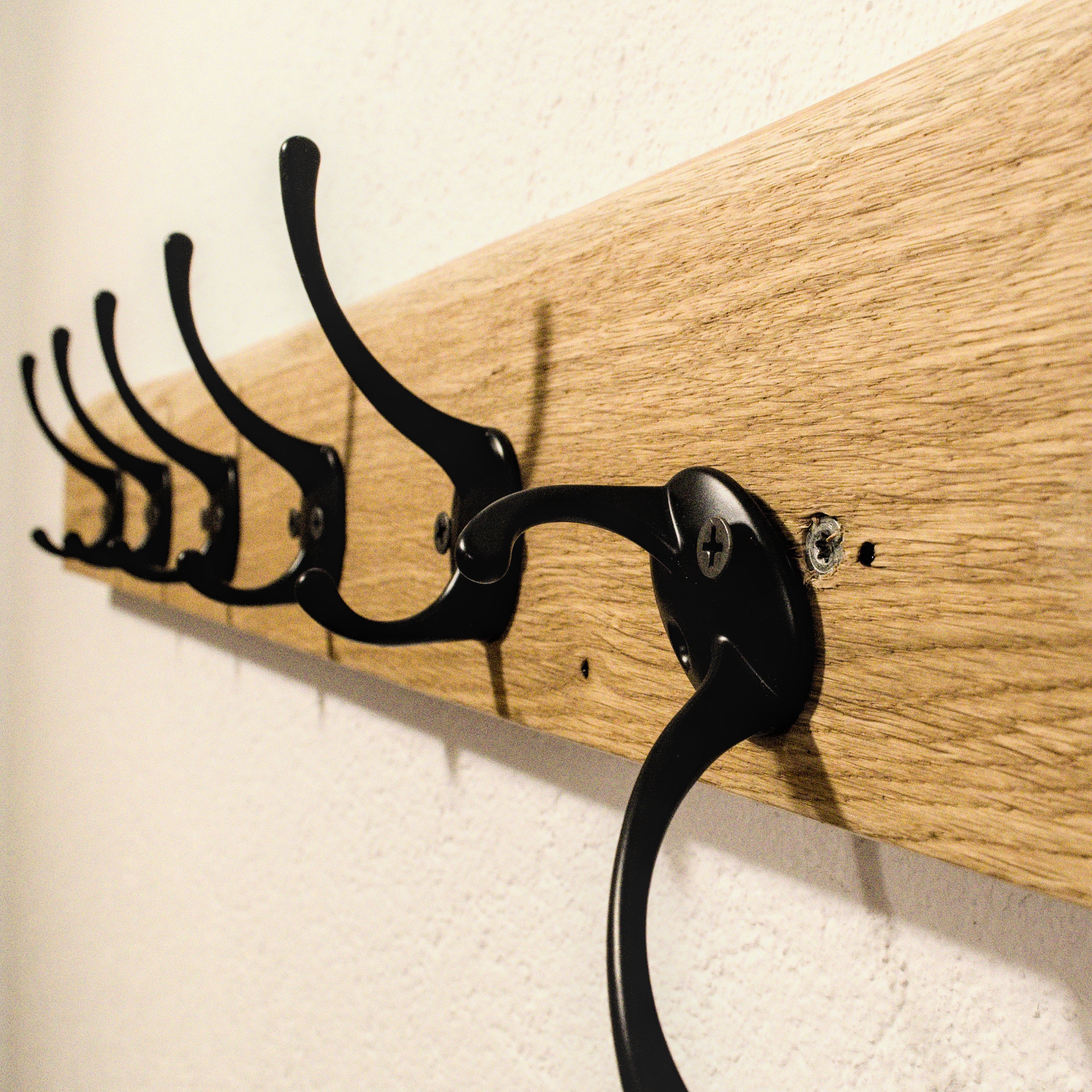Hakenleiste aus Eiche mit Baumkante
