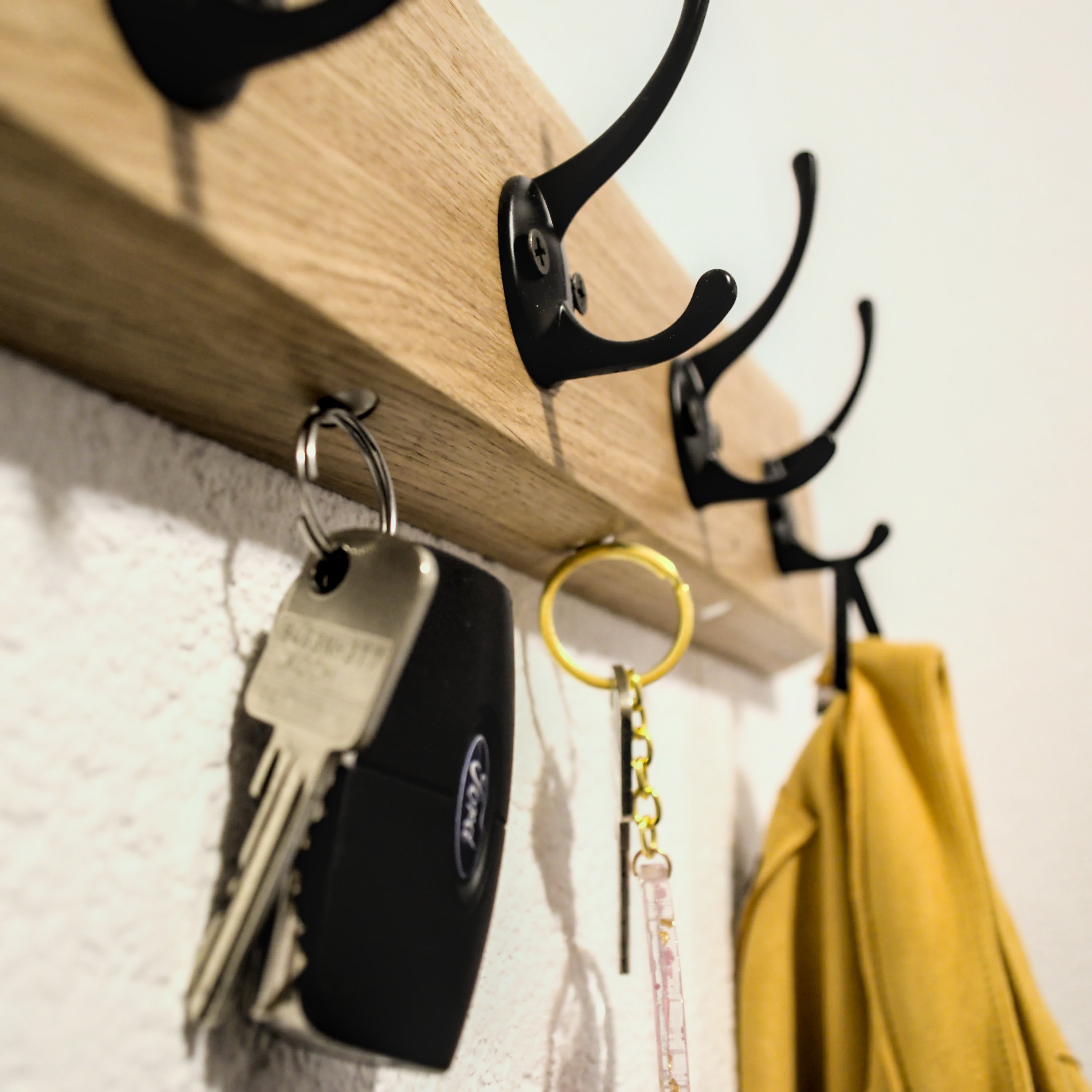 Hakenleiste aus Eiche mit Baumkante