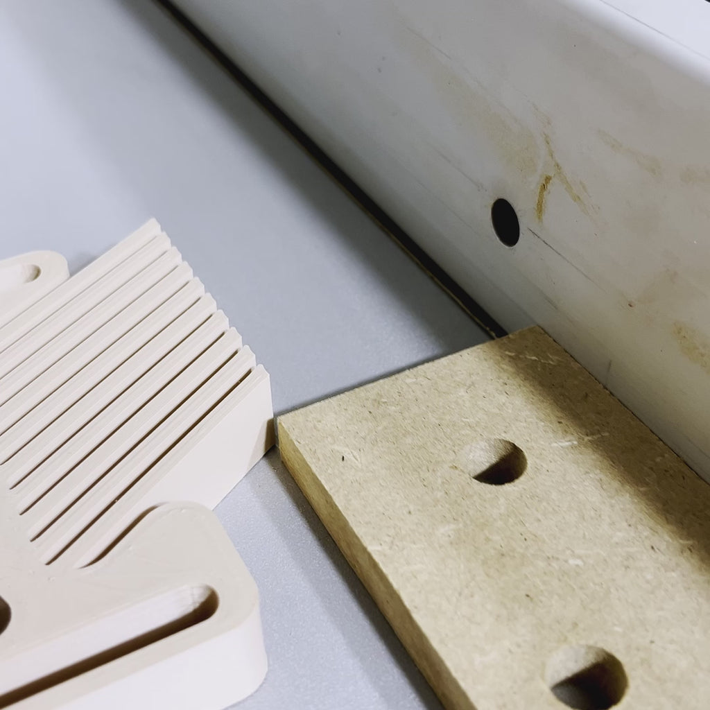 Featherboard auf einer Tischkreissäge als Sägehilfe