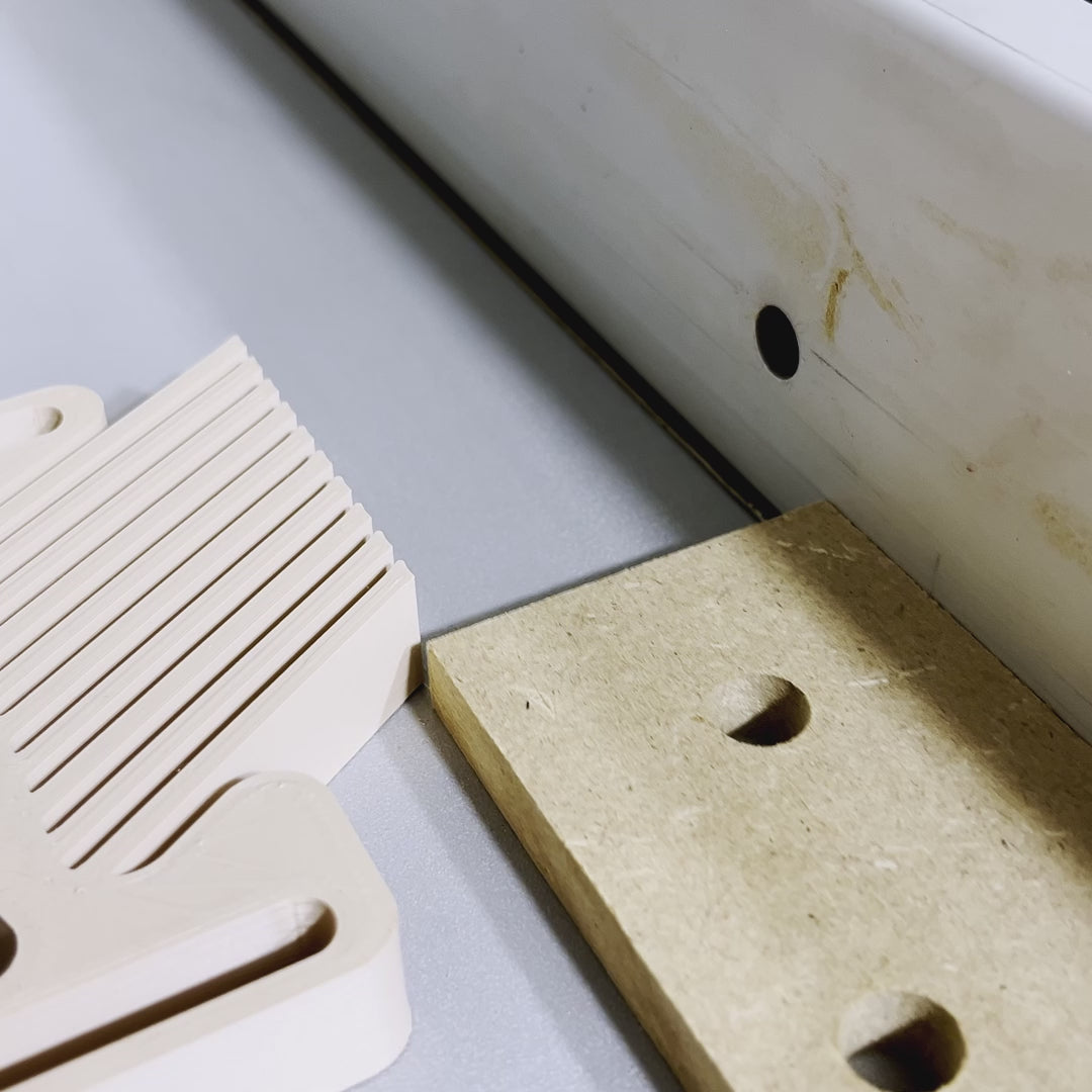 Featherboard auf einer Tischkreissäge als Sägehilfe